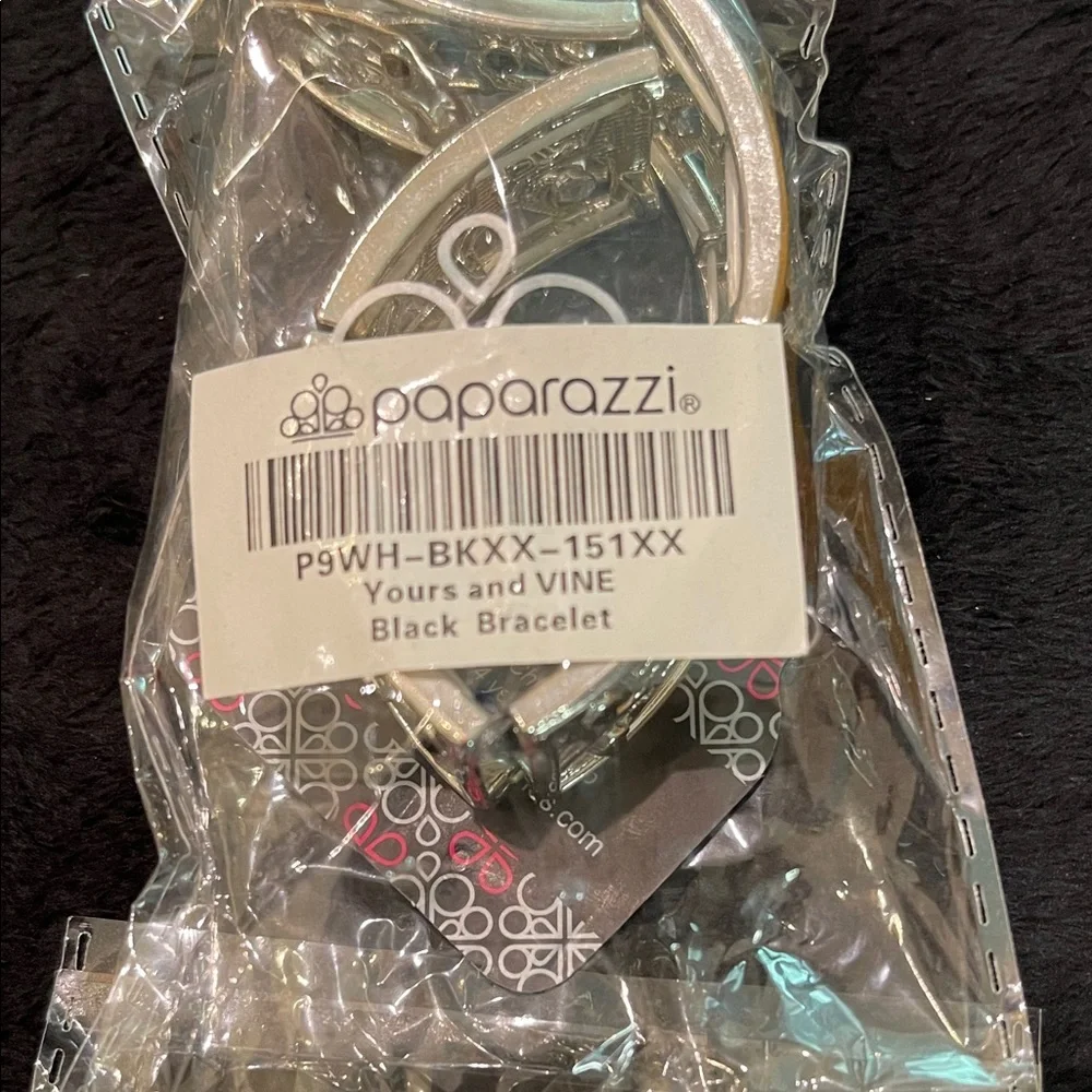 *FREE W/ PURCHASE OF 2+ ITEMS, JUST ADD TO YOUR BUNDLE* Paparazzi Bracelet